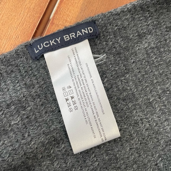 Lucky Brand brushed raschel knit fringed heathered dark gray scarf, NWT - Picture 4 of 6
